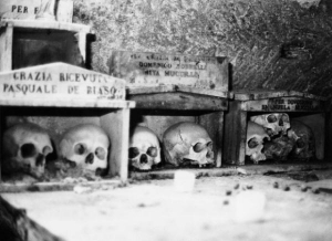 05 I teschi delle anime pezzentelle nel cimitero delle Fontanelle