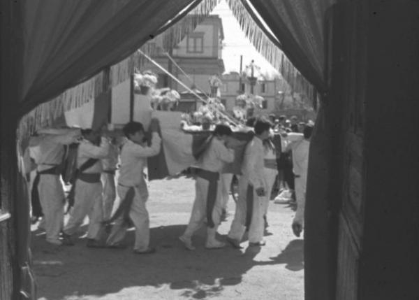 03 La processione delle costruzioni votive